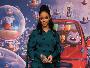 So Sweet, Pacar Miliuner Rihanna Kirim Boneka Raksasa dengan Jet Pribadi