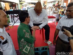 Blusukan ke Palmerah, Sandiaga Ditagih Janji oleh Warga Tuna Netra