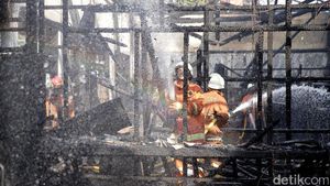 Stasiun Klender Jadi Arang