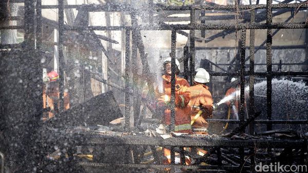 Stasiun Klender Jadi Arang