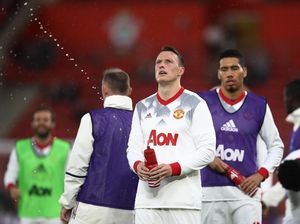 Pilih Finis Kedua Tanpa Gelar atau Memenangi Dua Piala dan Main di Liga Champions?