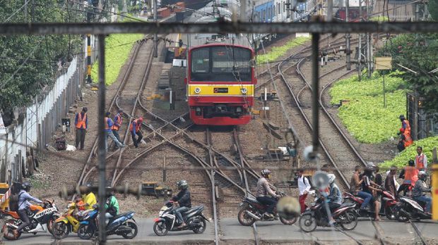 KRL Commuterline memasuki Stasiun Jatinegara, Jakarta, 2017. Perjalanan KRL diminta diperbanyak sebagai bagian revitalisasi angkutan publik.