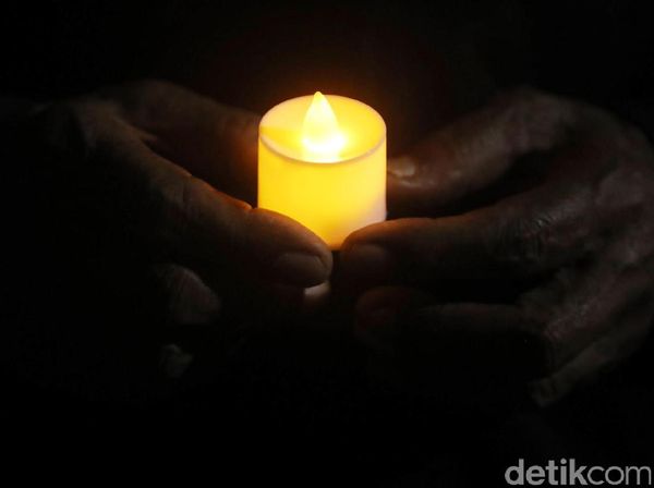 Aksi Melawan Gelap di Depan Istana