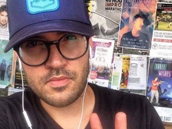 Asyik Sendiri Main HP, Wanita Ini Digugat Pasangan Kencannya