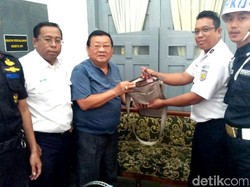 Ini Tas Berisi Uang Ratusan Juta yang Ditemukan Porter Supri