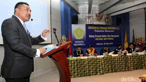 Michael Wattimena Raih Gelar Doktor