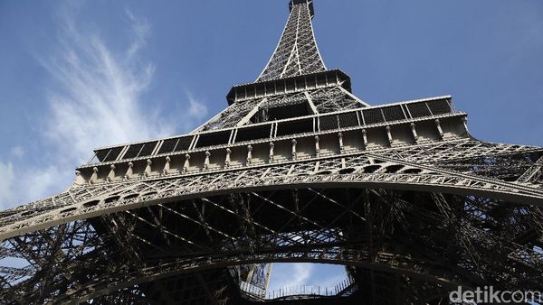 Melihat Menara Eiffel Landmark Paris