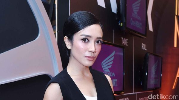 Tatapan Manis Dea Ananda