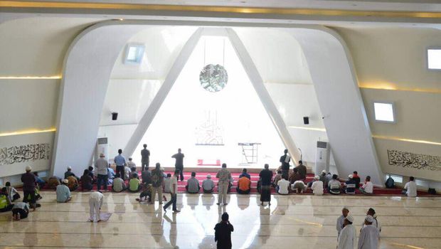 Masjid ini memiliki luas 6000 meter persegi dan dapat menampung 1.200 jemaah.