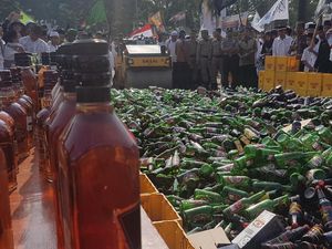 Jelang Ramadan, Ribuan Miras Dimusnahkan di Kota Serang Jelang Ramadan, Ribuan Miras Dimusnahkan di Kota Serang