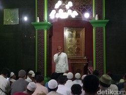 Sandiaga Salat Jumat dan Sapa Warga di Palmerah Jakbar