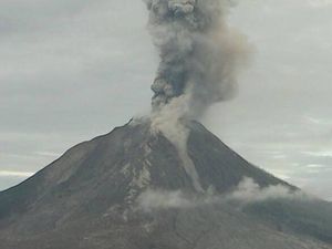 Gunung Sinabung 3 Kali Erupsi, Warga Diimbau Jauhi Aliran Sungai