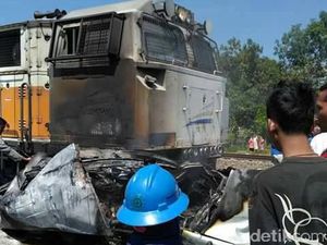 Mobil Vs Kereta, Penumpang KA Argo Bromo Menunggu di Stasiun Sedadi