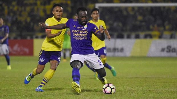 Sandy Walsh juga memantau berita bergabungnya Michael Essien di Persib Bandung. (