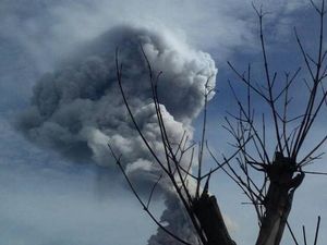 Gunung Sinabung Erupsi Lagi, Semburkan Material hingga 4 Km