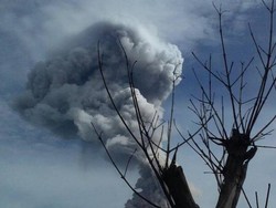 Gunung Sinabung Erupsi Lagi, Semburkan Material hingga 4 Km