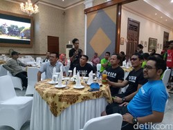 Usai Lari Bareng, Sandiaga Hadiahkan Sepatu OK OCE ke Bima Arya