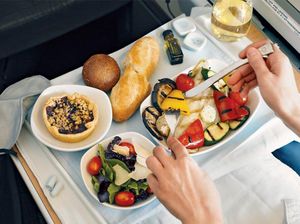 Makanan Mengecewakan di Pesawat hingga Seleb Hobi Lahap Makanan yang Sama Makanan Mengecewakan di Pesawat hingga Seleb Hobi Lahap Makanan yang Sama