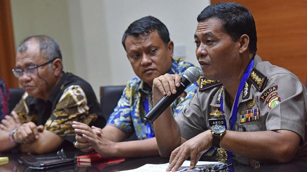 KPK President Agus Rahardjo (left), Kombes Pol Rudy Heriyanto Adi Nugroho (center) and Polda Metro Jaya Kombes head of public relations, Pol Argo Yuwono, gave information related to the case of spilling hard water on the investigator of KPK Novel Baswedan at the KPK building in Jakarta, on Friday (5/19).  The KPK and Polda Metro Jaya will continue to coordinate and exchange information to resolve the attack case against Novel Baswedan.  BETWEEN PHOTOS / Wahyu Putro A / aww / 17.