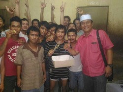 Polisi di Medan Beri Kejutan Kue Ulang Tahun ke Tahanan