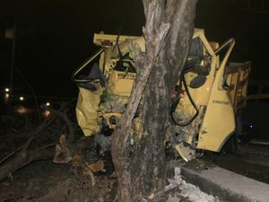 Rem Blong, Truk Tabrak Mobil dan Motor