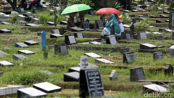 Ziarah ke Makam Keluarga Jelang Ramadan