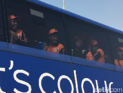Ekspresi Senang Pasukan Oranye Naik Bus TransJ Pariwisata Baru