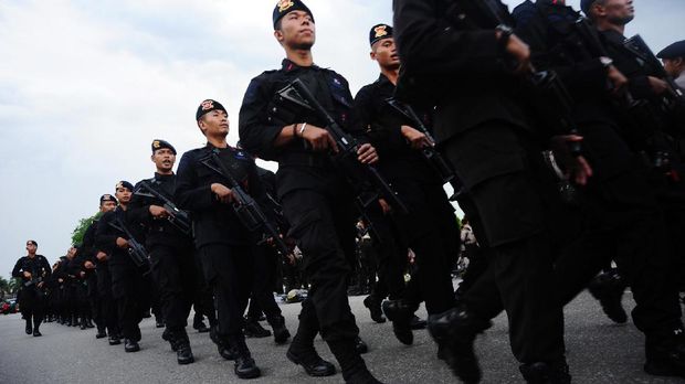 Sejumlah personel Brimob mengikuti apel gelar pasukan pengamanan kegiatan 20 Mei, di Taman Alun-Alun Sungai Kapuas, Pontianak, Kalimantan Barat, Jumat (19/5). Sebanyak 4.033 personel yang terdiri dari 1.400 polisi, 933 Brimob Polda Kalbar, 1.300 TNI dan 400 Brimob Kelapa Dua dikerahkan untuk mengamankan kegiatan Pekan Gawai Dayak (PGD) ke-32 dan aksi damai bela ulama oleh kelompok tertentu yang rencana diadakan secara bersamaan pada Sabtu (20/5). ANTARA FOTO/Jessica Helena Wuysang/kye/17