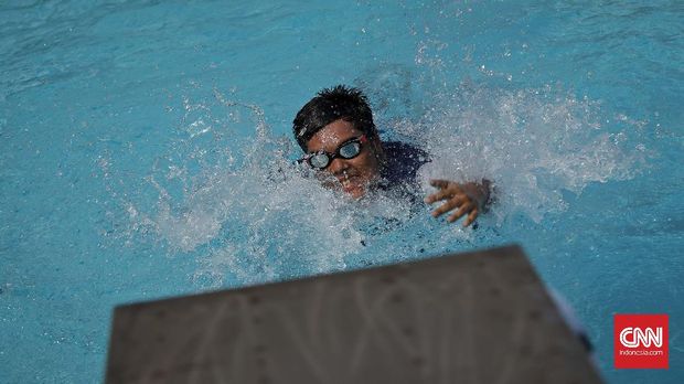 Gavin Seorang anak dengan spektrum autisme (SA) turun dalam pertandingan renang kelas 25m freestyle kompetisi renang Indonesia Autism Games. Jakarta, Sabtu, 20 Mei 2017. Perlombaan bagi individu spektrum autisme (SA) ini bertujuan untuk memberikan kesempatan bagi mereka untuk menunjukan kemampuan dibidang olahraga dan untuk mempersiapkan Indonesia sebagai tuan rumah the 4th Congress of ASEAN Autism Games (AAN) pada tahun 2018. kompetisi renang ini terdiri atas dua kategori yaitu kompetitif dan partisipatif. Indonesia Autism Games sendiri diselenggarakan selama 20-21 Mei 2017 dengan mempertandingkan cabang olahraga renang dan lari. CNN Indonesia/Adhi Wicaksono.
