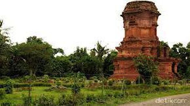 Candi dari bata merah ini merupakan peninggalan Majapahit (M Rofiq/detikTravel)