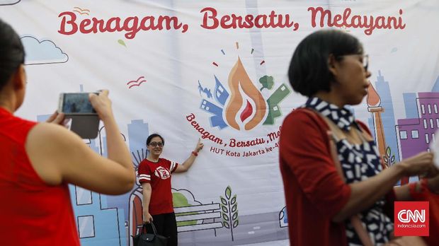 Warga berfoto saat Konser Kebangkitan Nasional di kawasan Waduk Pluit, Jakarta, Sabtu. 20 Mei 2017. Pemerintah Provinsi DKI Jakarta menggelar Konser Kebangkitan Nasional dengan tema Indonesia Bangkit yang dimeriahkan sejumlah artis untuk merayakan Hari Kebangkitan Nasional. CNN Indonesia/Adhi Wicaksono.