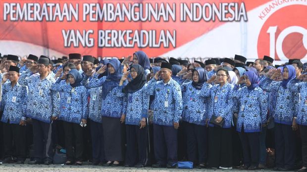 Hari Kebangkitan Nasional diperingati oleh pegawai negeri sipil dengan melaksanakan upacara bendera