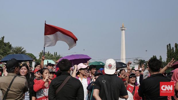 Puluhan warga  turut meramaikan aksi damai Gerakan Cinta Bangsa dan Pancasila dalam memperingati Hari Kebangkitan Nasional (Harkitnas) ke 109 di Taman Aspirasi Monas (20/5).  Aksi tersebut membunyikan kecintaan akan bangsa dan Pancasila kepada publik, serta mendukung pemerintah untuk melaksanakan tugas dan tanggung jawabnya sebagai penegak hukum bagi pihak-pihak yang berupaya memecah bangsa Indonesia. CNN Indonesia/ Hesti Rika
