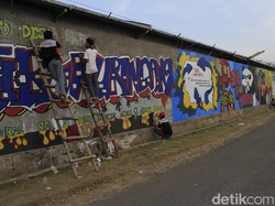 Puluhan Siswa SMK di Majalaya Ini Ubah Tembok Pabrik Jadi Berwarna