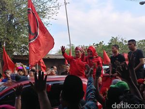Diantar Pendukung dan Istrinya, Bupati Cirebon Kembali Daftar Cabup PDIP
