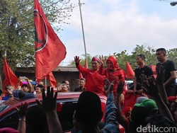 Diantar Pendukung dan Istrinya, Bupati Cirebon Kembali Daftar Cabup PDIP