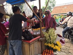 Berkah Pedagang Bunga Musiman di Komplek Kuburan Jelang Ramadan