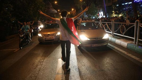 Pendukung Presiden Iran Terpilih Tumpah ke Jalan