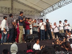 Hadiri Tasyakuran Bersama Warga Jakut, Anies Dapat Kue Ultah