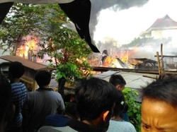 Petugas Damkar Padamkan Api yang Bakar Pabrik Tahu di Mampang