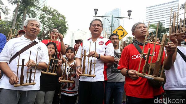 Saat Menteri Rudiantara Bermain Angklung