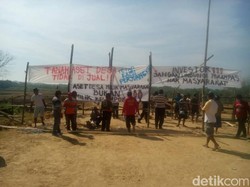 IMB Bermasalah, Warga Tutup Akses jalan Pabrik Gula di Blitar