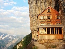 8 Restoran Ini Tawarkan Pemandangan Indah yang Harus Ditebus dengan Jalan Kaki (1)