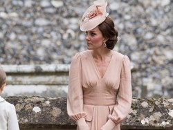 Bergaun Pink, Kate Middleton Curi Perhatian di Pernikahan Pippa Middleton
