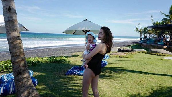 Gendong Anak di Pantai, Yasmine Wildblood Seksi Berbikini