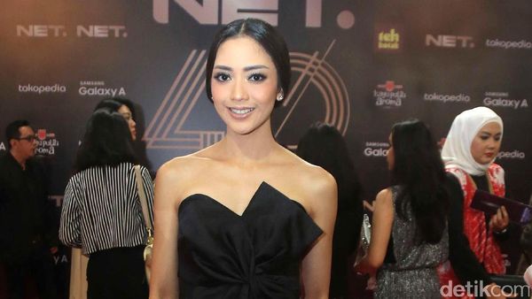 Ririn Dwi Arianti Pamer Bahu Indahnya