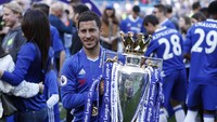 Eden Hazard menunjukkan trofi Premier League. Saat ini Hazard dkk masih berpeluang menambah koleksi trofinya di musim ini. Mereka akan menuju Stadion Wembley di akhir pekan untuk menghadapi Arsenal dalam final Piala FA. John Sibley/Reuters.