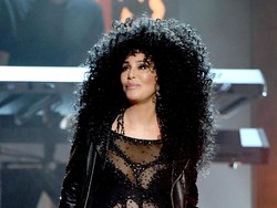 Foto: Cher Seksi Berbusana Transparan di Billboard Music Awards 2017