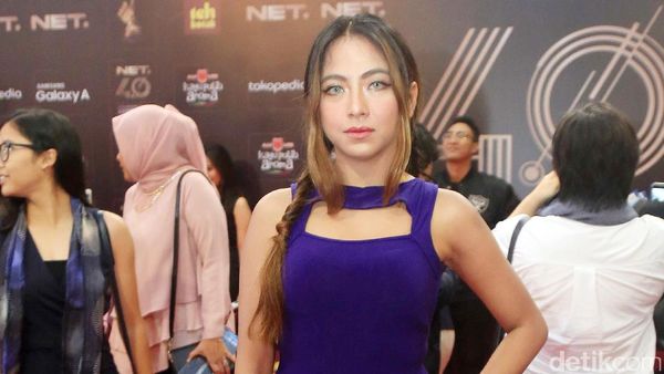 Lekuk Tubuh Nadia Vega dalam Dress Biru