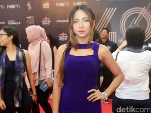 Lekuk Tubuh Nadia Vega dalam Dress Biru